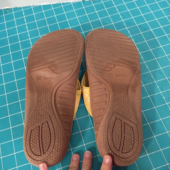 Yellow Floral Spenco Yumi Style Orthotic Flip Flops Size 9 1/2 Wide - Picture 4 of 9